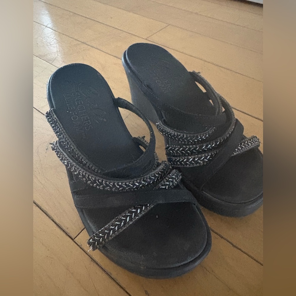 Wedge sandals with beaded detail